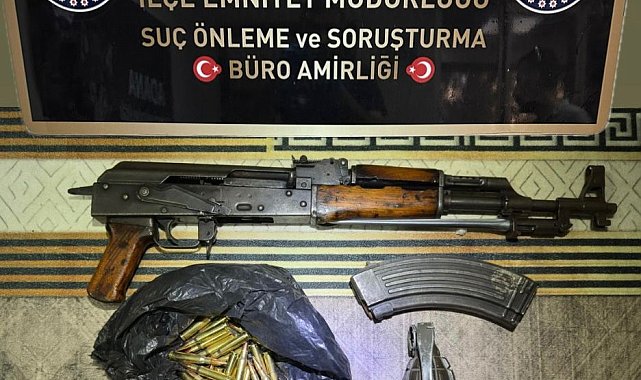Evde Kalaşnikof piyade tüfeği ile el bombası ele geçirildi; 4 tutuklama