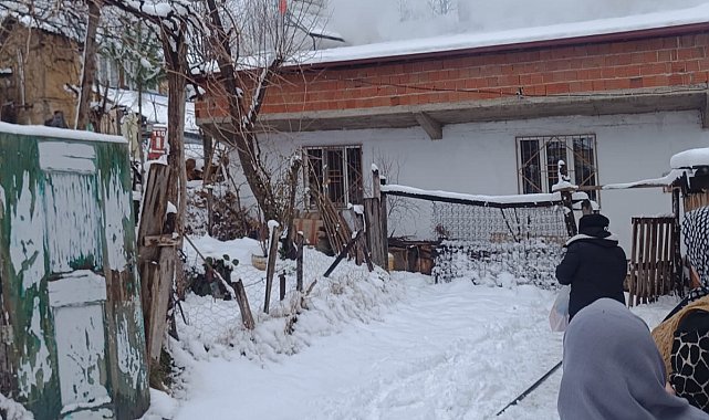 Evinde çıkan yangını söndürmeye çalışırken yaralandı