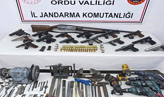 Evinden 15 ruhsatsız tabanca çıktı; 1 tutuklama