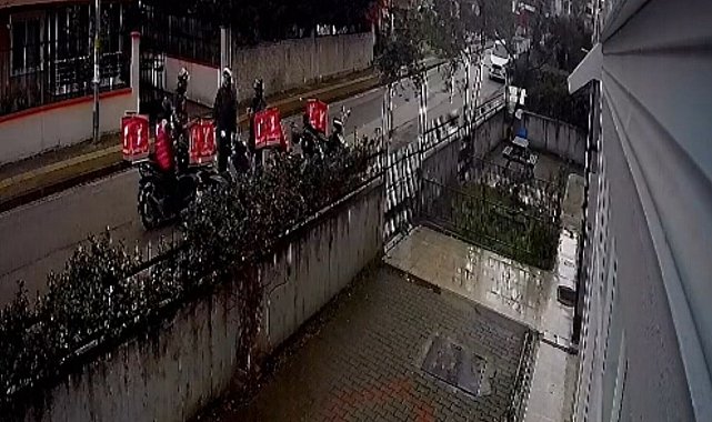 Evine 20 günde 400 sahte sipariş ile asılsız ihbar geldi; kapıda yan yana sıralanan motokuryeler kamerada