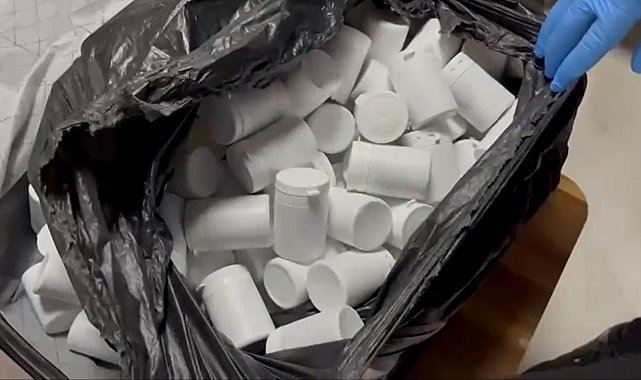 Evlerinde 18 bin 900 sentetik hap ele geçirilen 2 şüpheliye gözaltı