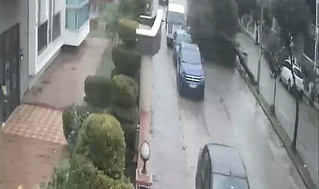 Fırtınada kökünden sökülen ağaç devrildi; o anlar kamerada