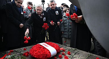 Gazeteci Uğur Mumcu, bombalı saldırıya uğradığı sokakta anıldı