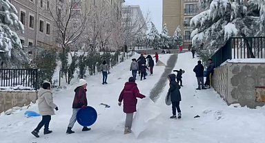Gaziantep'te çocuklar tepsi, poşet ve leğenlerle kaydı