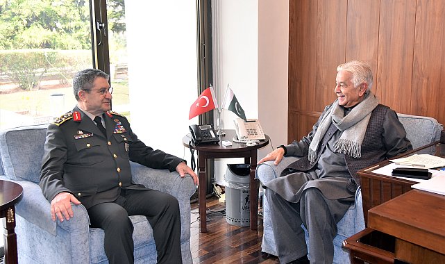 Genelkurmay Başkanı Orgeneral Bayraktaroğlu, Pakistan Savunma Bakanı Asif ile bir araya geldi