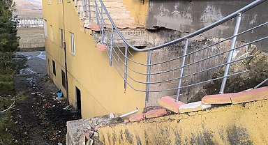 Gercüş'te 12 katlı binanın giriş merdiveni çöktü