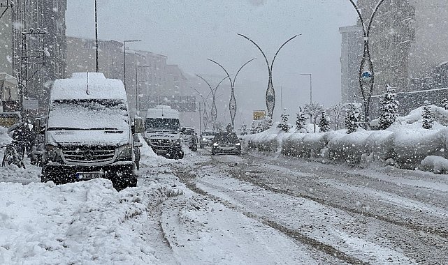 Hakkari'de 160 yerleşim yeri ulaşıma kapandı