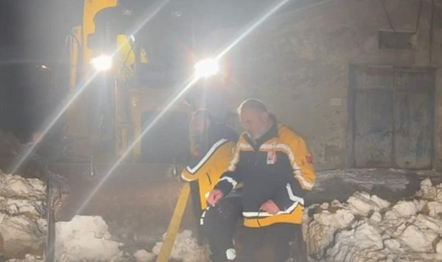 Hasta ihbarına giderken kara saplanan ambulans kurtarıldı