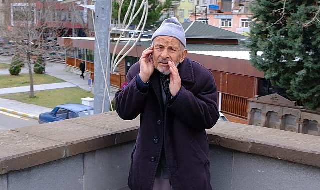 Hoparlör kullanmadan cenaze namazına çağırıp, geleneği devam ettiriyor