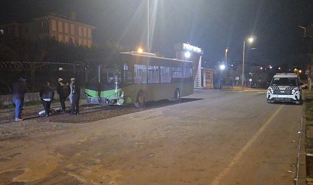 İstanbul - Arnavutköy'de özel halk otobüsü ile otomobil çarpıştı: 4 yaralı
