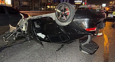 İstanbul - Avcılar'da aydınlatma direği ile 3 araca çarpan otomobil takla attı; sürücü kaçtı