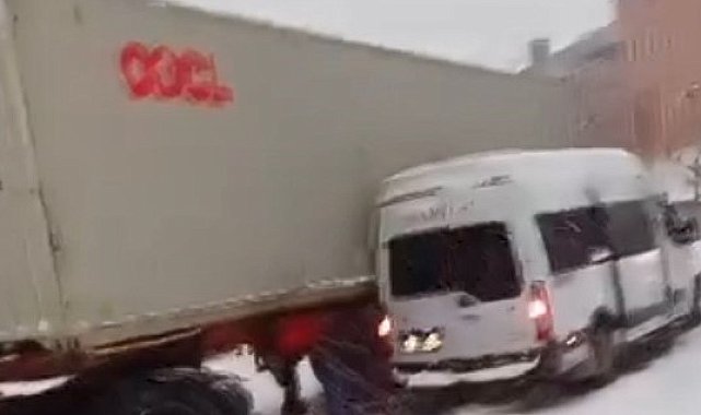 İstanbul- Bağcılar ve Bahçelievler'de kar nedeniyle araçlar yolda kaldı; bazı araçlar kaza yaptı