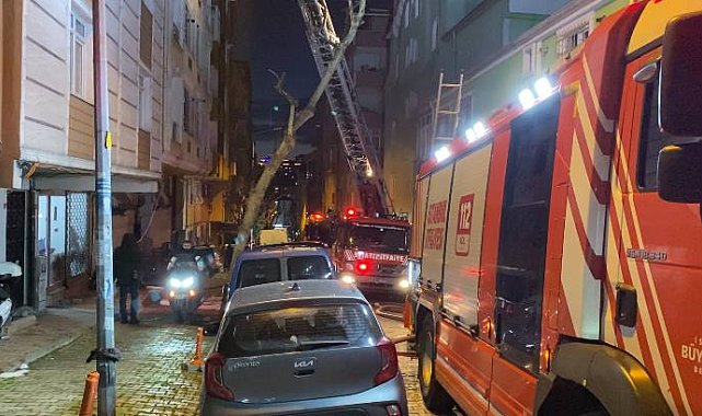 İstanbul - Bahçelievler'de çatıda yangın; alevler bitişikteki binaya sıçradı