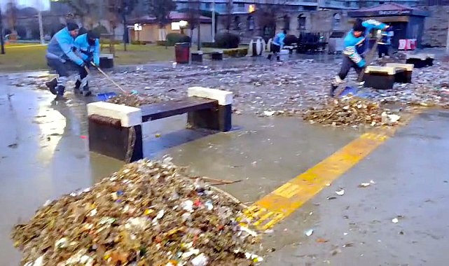 İstanbul - Bakırköy'de lodosla sahile taşınan atıklar temizlendi