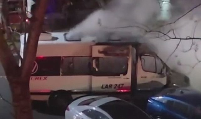 İstanbul- Beylikdüzü'nde seyir halindeki servis minibüsü alev alev yandı