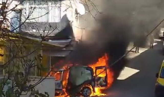 İstanbul - Beyoğlu'nda hafif ticari araç alev alev yandı