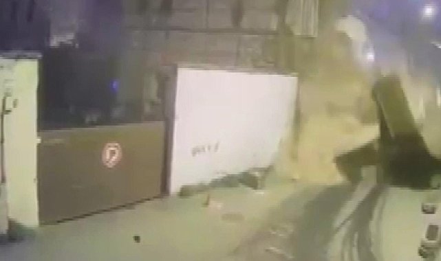 İstanbul - Beyoğlu'nda metruk binanın duvarı çöktü; o anlar kamerada