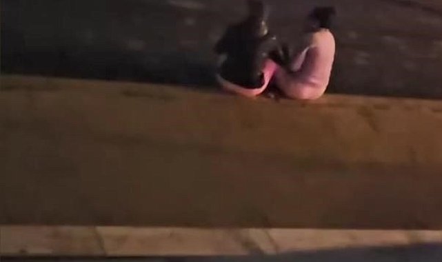 İstanbul - Esenyurt'ta 2 kadını sokak ortasında tekme tokat darbeden şüpheli kamerada