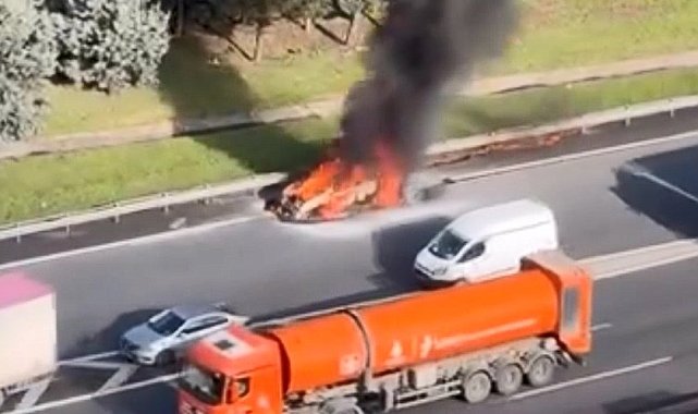 İstanbul- Esenyurt'ta yanan otomobil hurdaya döndü