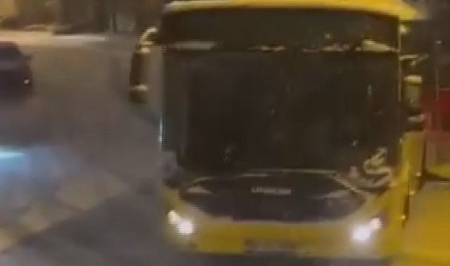 İstanbul - Eyüpsultan'da yokuştan inen İETT otobüsü kar nedeniyle kaydı