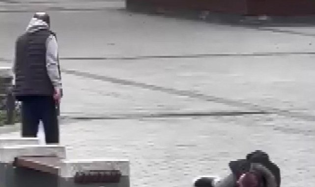 İstanbul - Fatih Mısır Çarşısı'nın girişinde silahlı saldırı; vurduğu kişinin başında bekledi