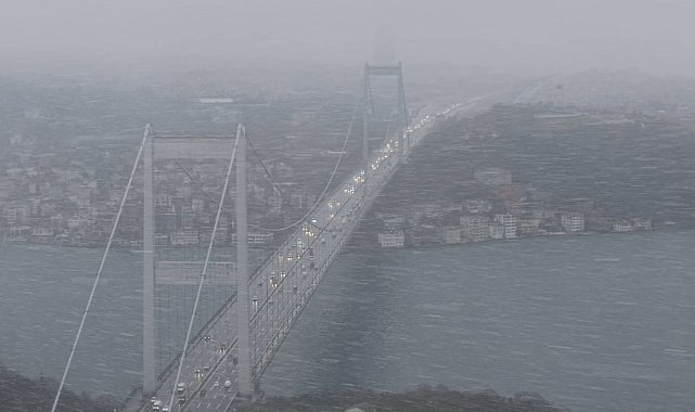 İstanbul- Fatih Sultan Mehmet Köprüsü'nde kar yağışı havadan görüntülendi