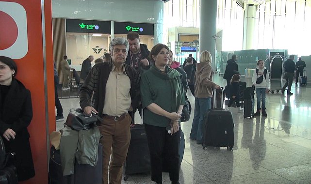 İstanbul - İstanbul Havalimanı'nda İran'a gitmek için bekliyorlar: Yakınlarımıza ulaşamıyoruz