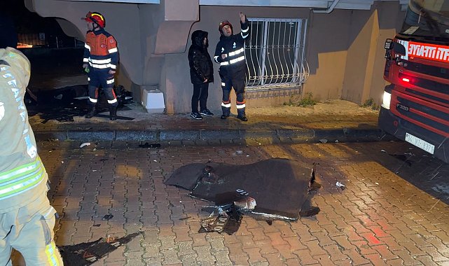 İstanbul - İstanbul'da fırtına etkili oldu; bazı binaların çatıları uçtu