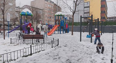 İstanbul- İstanbul'da kar etkili oldu; çocuklar keyfini çıkardı
