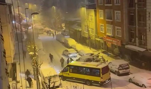 İstanbul - İstanbul'da kar yağışı ile birlikte işe gidenler zor anlar yaşadı