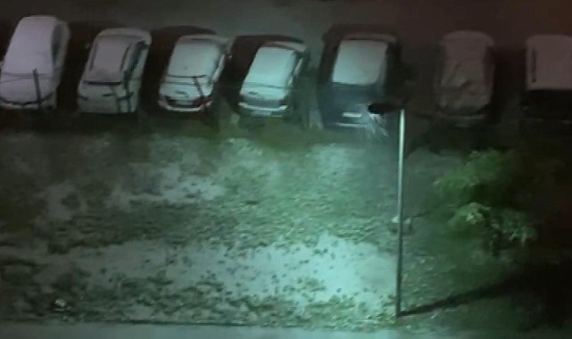 İstanbul - İstanbul'da kar yağışı; sokaklar beyaza büründü