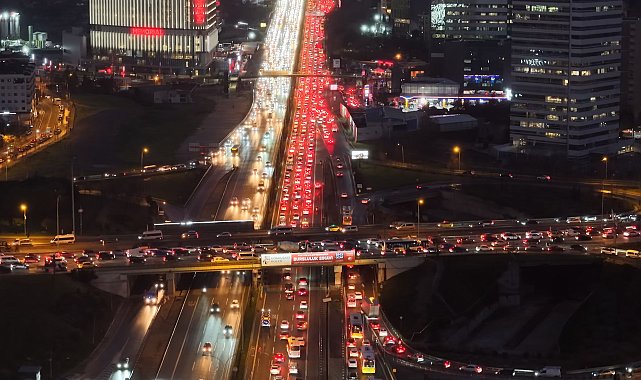 İstanbul- İstanbul'da yüzde 87'ye ulaşan trafik yoğunluğu havadan görüntülendi