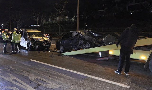 İstanbul - Kadıköy'de hafriyat kamyonuna çarpan otomobilin sürücüsü ağır yaralandı