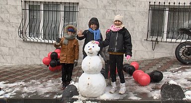 İstanbul - Kar yağışının ardından Esenler beyaza büründü; çocuklar kartopu oynadı, kardan adam yaptı