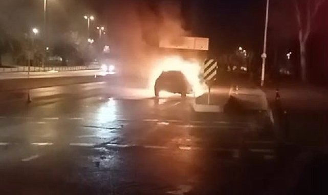 İstanbul- Maltepe'de seyir halindeki otomobil alev alev yandı