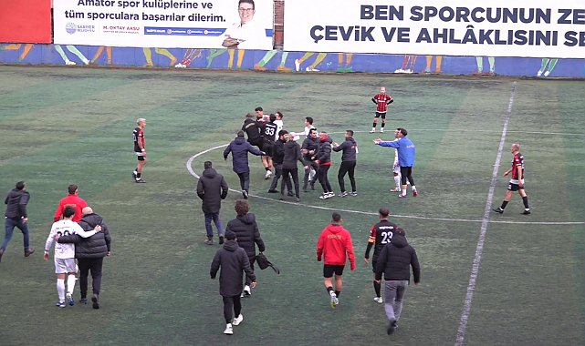 İstanbul - Sarıyer'de amatör lig maçı sonrası stadyum karıştı; futbolcularla taraftarlar birbirine girdi