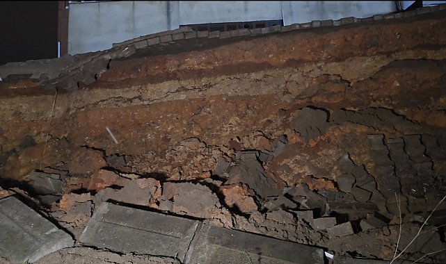 İstanbul - Sultanbeyli'de istinat duvarı ikinci kez çöktü; park halindeki otomobilde hasar oluştu