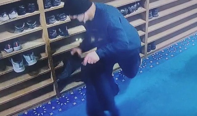 İstanbul - Sultangazi'de camideki ayakkabı hırsızlığı kamerada