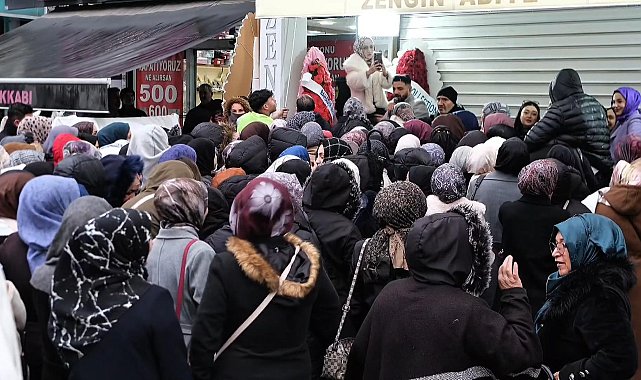 İstanbul - Sultangazi'de mağaza açılışında izdiham yaşandı
