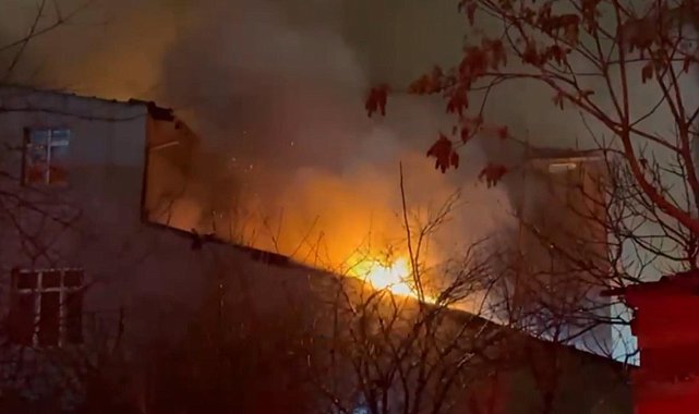 İstanbul -Ümraniye'de 3 katlı binada çıkan yangın söndürüldü