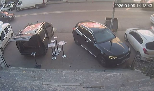 İstanbul - Ümraniye'de fren yerine gaza basan sürücü park halindeki otomobile çarptı; kaza kamerada