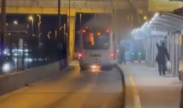İstanbul - Üsküdar'da metrobüste çıkan yangın kamerada