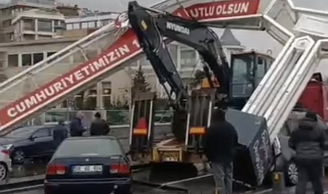 İstanbul - Üsküdar'da TIR'ın üzerindeki ekskavatör tabelaya takıldı: 7 araçta hasar oluştu