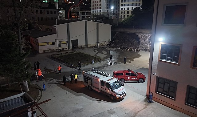 İstinat duvarının lise bahçesine çöktüğü anlar kamerada