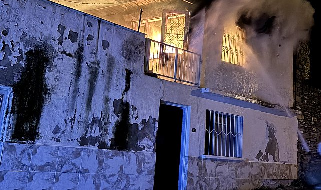 İzmir'de 2 katlı evde yangın: 1 ölü