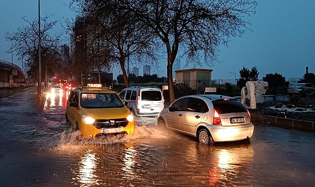 İzmir'de sağanak etkili oldu