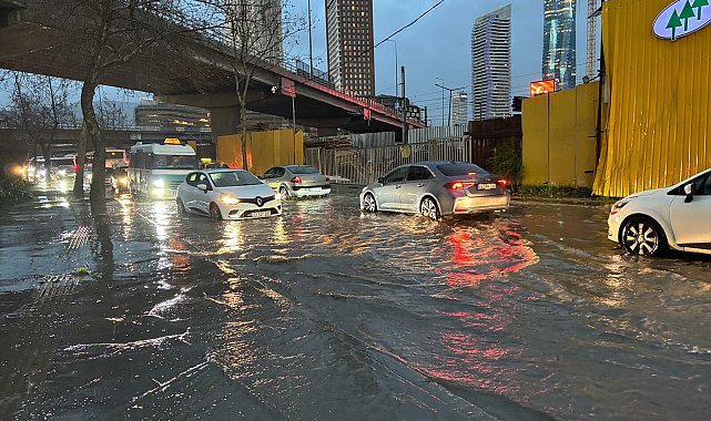 İzmir'de sağanak hayatı olumsuz etkiledi