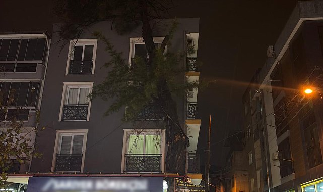 İzmir'de sağanak hayatı olumsuz etkiledi
