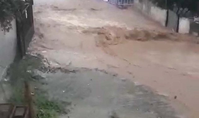 İzmir'de sağanak su baskınlarına neden oldu