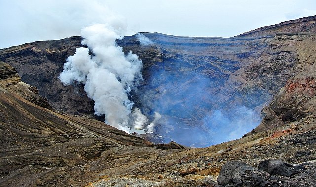 Japonya'da kaybolan helikopterin enkazı, Aso Yanardağı'ndaki kraterde bulundu